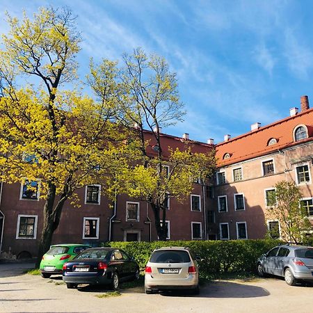 Historic Charm - Cozy Nordic Retreat In Time-Honored Residency Apartment Tallinn Bagian luar foto